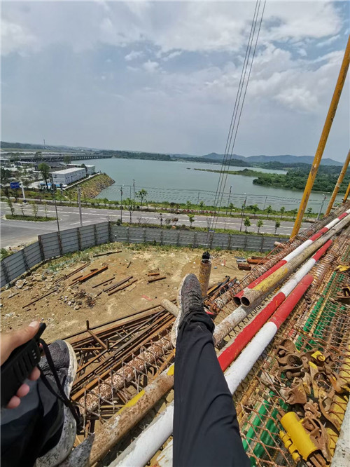 工布江达县作业中发生设备损坏或人员意外，责任怎么划分？